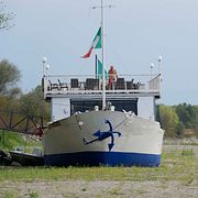En båt på grund i floden Po i Italien 2022. Denna sommar upprepar sig liknande syner.