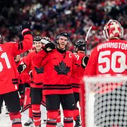 Kanada jublar efter slutsignalen. 