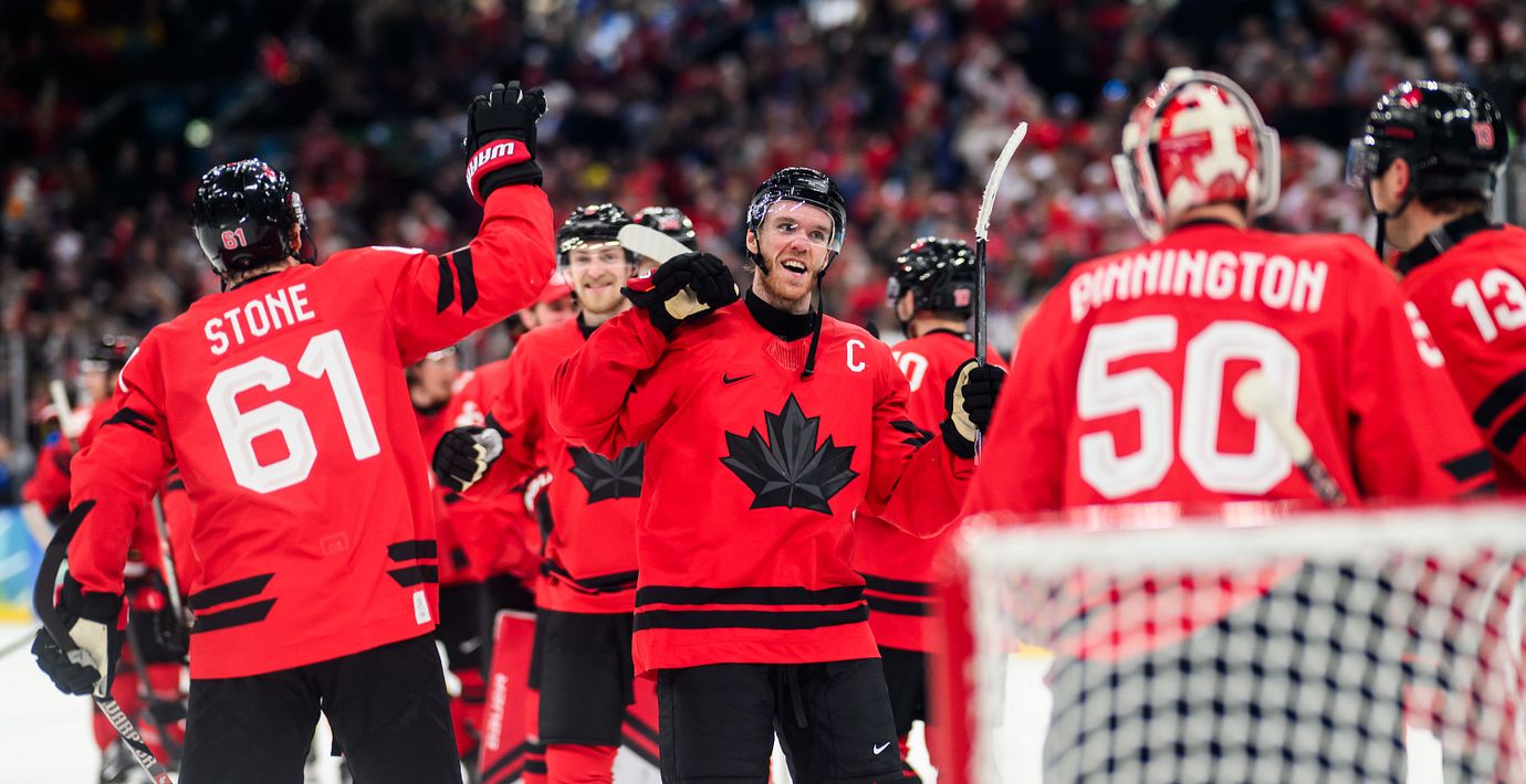 Kanada jublar efter slutsignalen. 