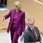Finansminister Elisabeth Svantesson (M) och Mikael Damberg (S) under budgetdebatt september 2025.