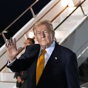 Donald Trump under ett byte av flygplan på väg hem till USA från Nato-toppmötet i Turkiet.