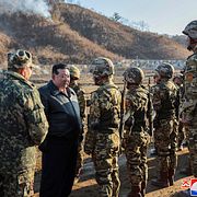 Nordkoreas diktator Kim Jong Un möter soldater under en övning i västra delarna av landet.