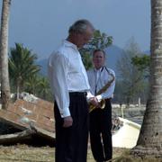 Bild från kungens besök på resorten Blue Village, på ön Phuket, den plats där flest svenskar bodde då tsunamin slog till den 26 december. Arkivbild.