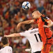 Belgiens Leander Dendoncker i duell med Österrikes Michael Gregoritsch.