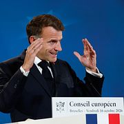 Arkivbild från i fredags: Emmanuel Macron talar i Bryssel.