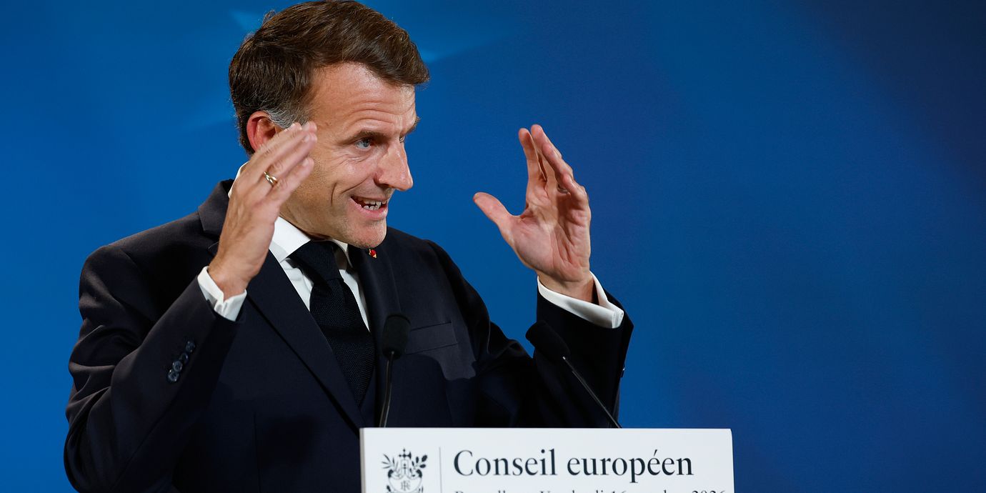 Arkivbild från i fredags: Emmanuel Macron talar i Bryssel.