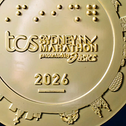 Allianz stadium till höger och Allianz arena till vänster. I mitten syns medaljen, med vad som förefaller vara den tyska arenan långt ner till höger.