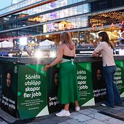 De politiska ungdomsförbunden tar platser för valaffischer vid Sergels Torg på lördagskvällen
