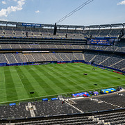 Många har varit kritiska till gräset på Metlife Stadium, bland annat den franske stjärnan Adrien Rabiot.