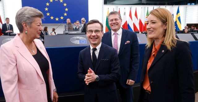 Kristersson välkomnas av EU-parlamentets ordförande Roberta Metsola (till höger). I bild syns även den socialdemokratiska EU-kommissionären Ylva Johansson. Jean-Francois Badias / AP