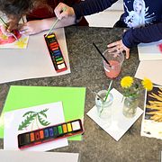 Barn på förskola ritar och målar.