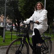  Klimat- och vice statsminister Isabella Lövin (MP) cyklar på en elcykel utanför Rosenbad i Stockholm. 