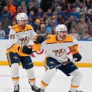 Filip Forsberg gratuleras av lagkamraten Alexandre Carrier under matchen mot St Louis Blues i natt. 