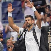 Novak Djokovic tackar publiken efter matchen.