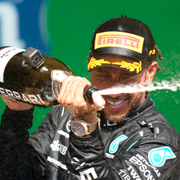Lewis Hamilton efter en seger i november 2021/Ferrari under formel 1-lopp.