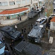 Jordanska säkerhetsstyrkor patrullerar i al-Karak.
