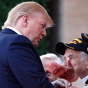 Donald Trump tackar de närvarande veteranerna från andra världskriget.