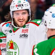 Dennis Everberg firar med sina lagkamrater efter mål mot Frölunda