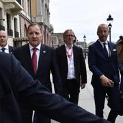 Statsminister Stefan Löfven (S) går från Sagerska till riksdagen för att presentera sin regeringen.