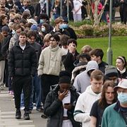 Studenter köar för antibiotika på universitetet i Kent den 16 mars 2026.