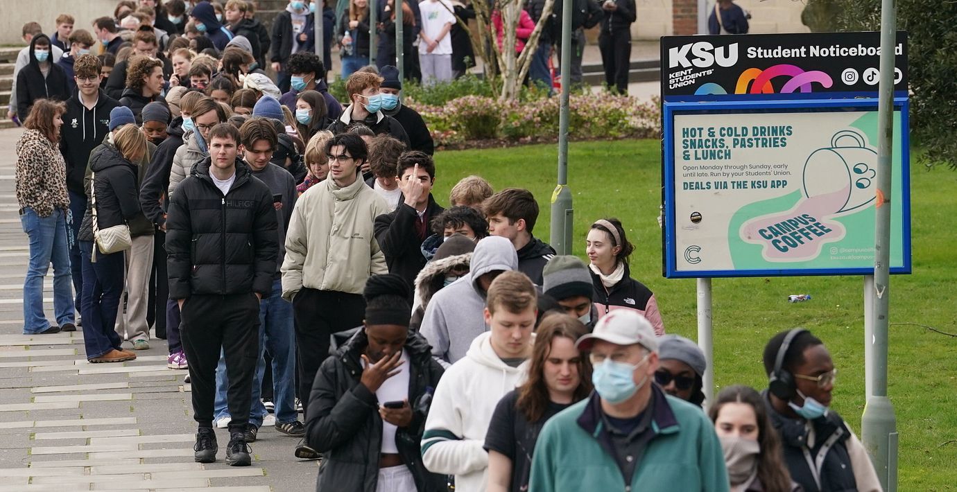 Studenter köar för antibiotika på universitetet i Kent den 16 mars 2026.
