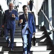 Advokat Johan Eriksson med Henrik Landerholm på måndagen.