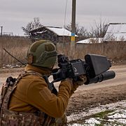 En ukrainsk soldat med ett antidrönarvapen 2023. Det är inte den brittiska störsändaren Stone Cloak som syns på bilden.