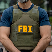 Avspärrningar utanför domarens hem och en FBI-anställd. 