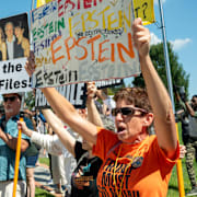 Protester med krav på att offentliggöra alla dokument. Arkivbild från september. 