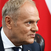 Polens premiärminister Donald Tusk och den mördade konstnären Semjon Skrepetskij.