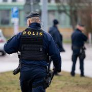 Polis utanför den skola i Örebro där minst 11 personer miste livet på tisdagen. 