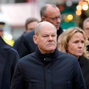 Olaf Scholz besöker platsen för terrorattentatet i Magdeburg, Tyskland, den 21 december 2024. 