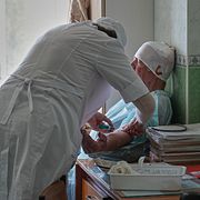 En ukrainsk man får vård på ett sjukhus i Kherson. Den ukrainska sjukvården är hårt belastad till följd av kriget.