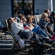 Människor i solen i Lund i början av mars i år.