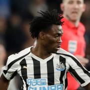 Christian Atsu i Newscastles tröja.