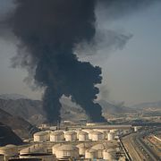 Rök över oljereserven i Fujairah.