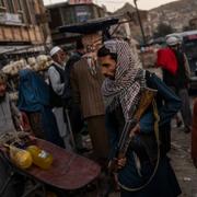 Taliban patrullerar vid en marknad i Kabul.