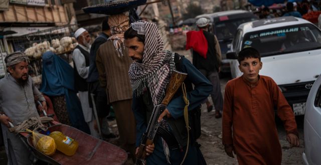 Taliban patrullerar vid en marknad i Kabul. Bernat Armangue / TT NYHETSBYRÅN