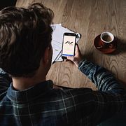 Ungd person som loggar in på nätmäklaren Nordnet. Illustrationsbild.

Nordnet