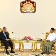 Ban Ki-Moon och juntaledaren Min Aung Hlaing. AP