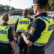 Polis och säkerhetspersonal på plats på Malmö IP inför matchen mellan Rosengård och BK Häcken. 