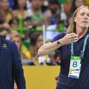 Staffan Olsson och Ola Lindgren cochar under herrarnas sista handbollsmatch i gruppspelet.