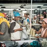 Fabriksarbetare i en textilfabrik utanför Addis Abeba som tillverkar kläder för H&M. Den nya fabriken ska ligga i Hawassa.
