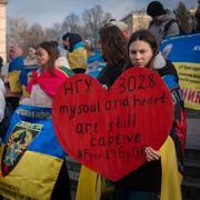 Demonstranter i Kyiv kräver att krigsgångarna i Ryssland ska släppas.