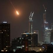 En robot träffar Tel Aviv, Israel den 14 juni 2025.