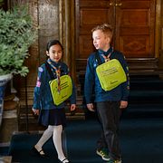 Naomi Riquelme Nagér och Verner Nyberg från Vällingby Scoutkår sålde årets första majblommor till drottningen på Kungliga slottet.