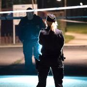 Polis och kriminaltekniker på plats på Mellanbäcksgången på Kroksbäck i Malmö efter en skottlossning natten till måndagen.