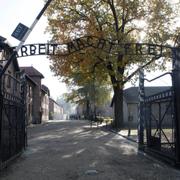 Entrén till förintelselägret Auschwitz.