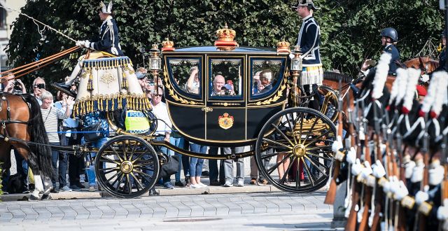 Kungaparet anländer med häst och vagn till riksdagshuset i samband med riksmötets öppnande 2019. Fredrik Sandberg/TT / TT NYHETSBYRÅN