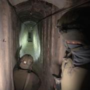 Israeliska soldater visar en tunnel som hittats under Shifa-sjukhuset i Gaza i november 2023.